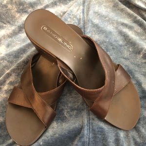 Woman’s 8.5 Brown slide on shoes. Heel is approx: 3”